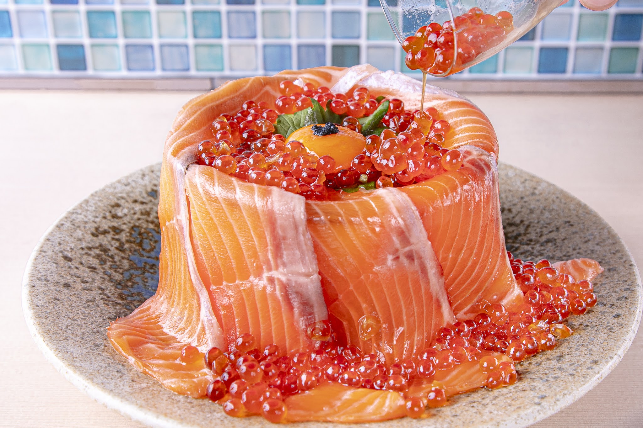 名物飲めるサーモン丼